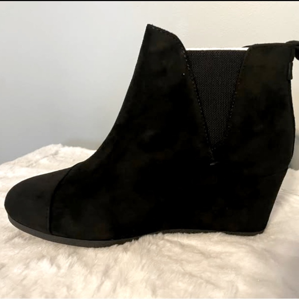 New-with-tags wedge booties